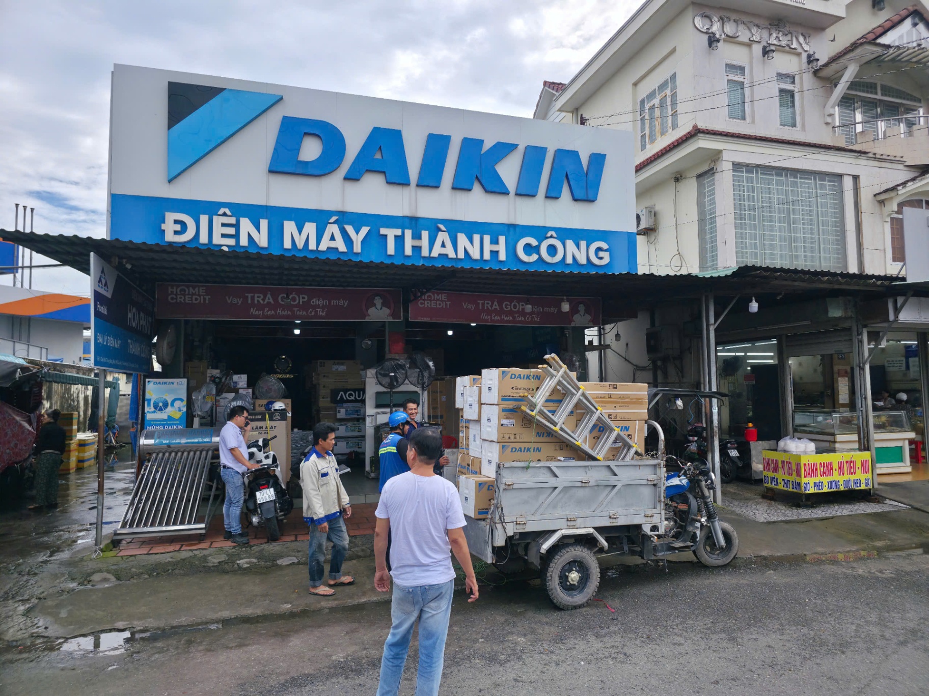 Hệ thống logo và chữ nổi thương hiệu được gia công với kích thước lớn