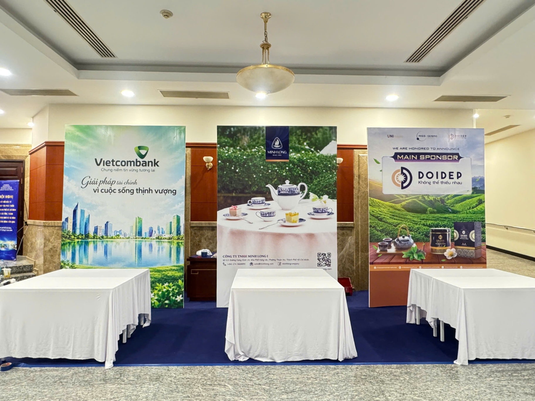 Dịch vụ trọn gói sự kiện Vietcombank với backdrop Hiflex và thảm trải sàn.