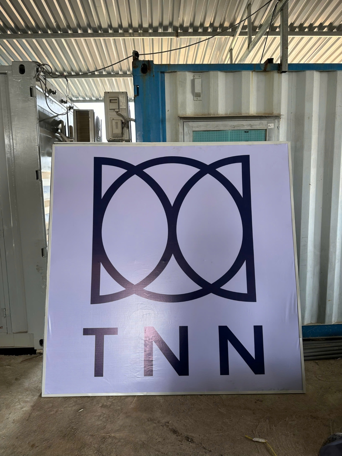 Bảng quảng cáo logo thương hiệu nền trắng, chữ đen, có khung viền, gia công tại Quảng Cáo Tâm An.