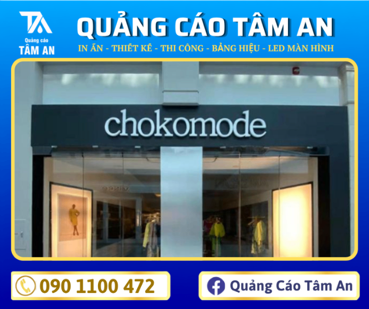 Bảng hiệu shop thời trang chữ nổi Mica trên nền mặt tiền tối giản.